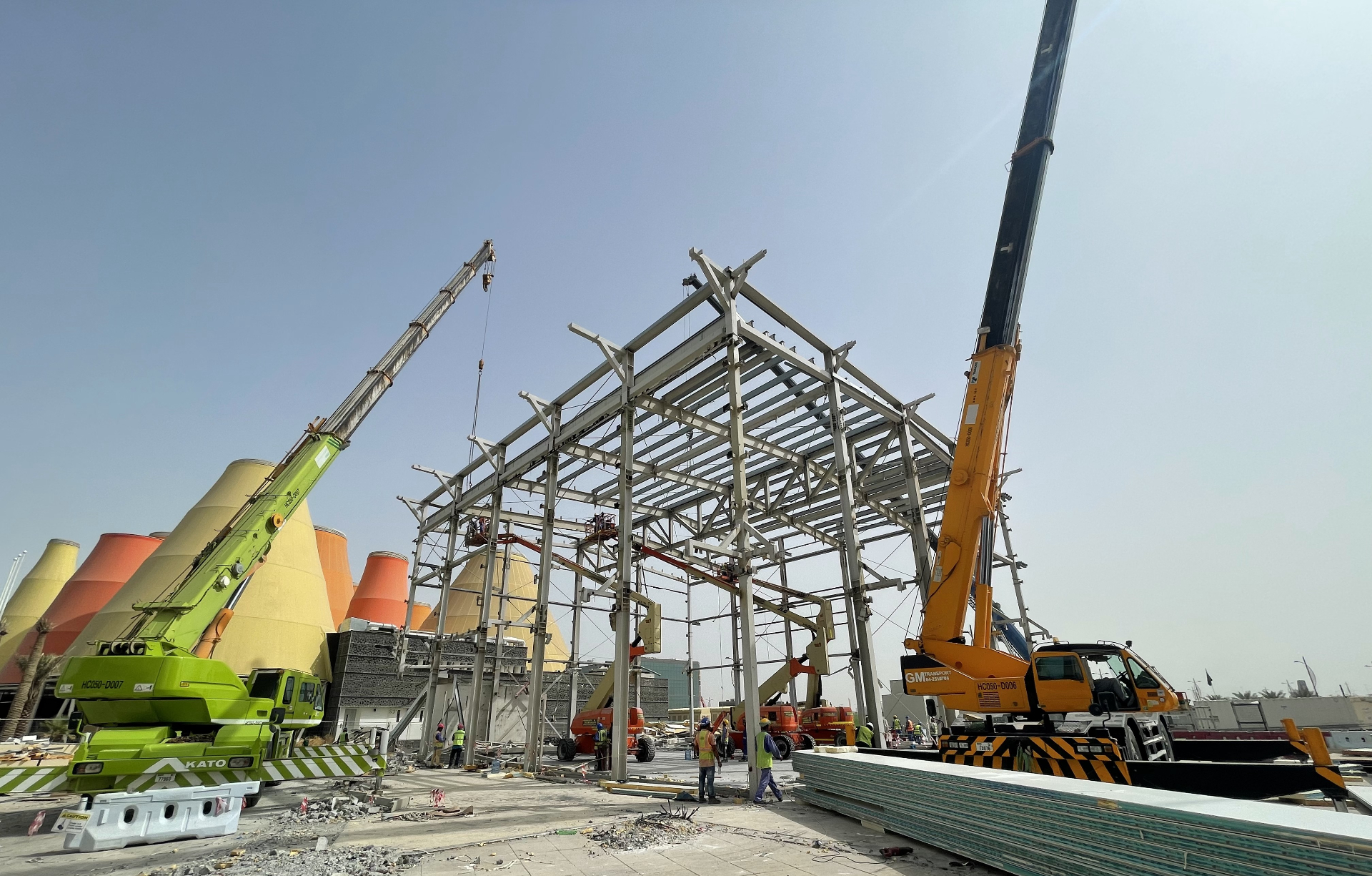 Kato and GM cranes dismantling final steel structure at New Zealand Pavilion