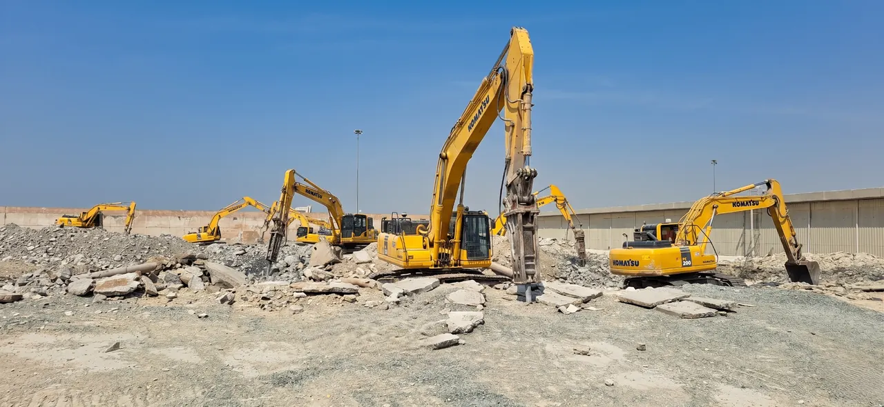 USF demolition fleet operating across a large concrete-breaking site in the UAE